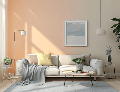 Wohnzimmer mit einer Wand in einem hellen Pfirsichton, davor steht ein Sofa in Creme und ein Couchtisch auf einem hellgrauen Teppich